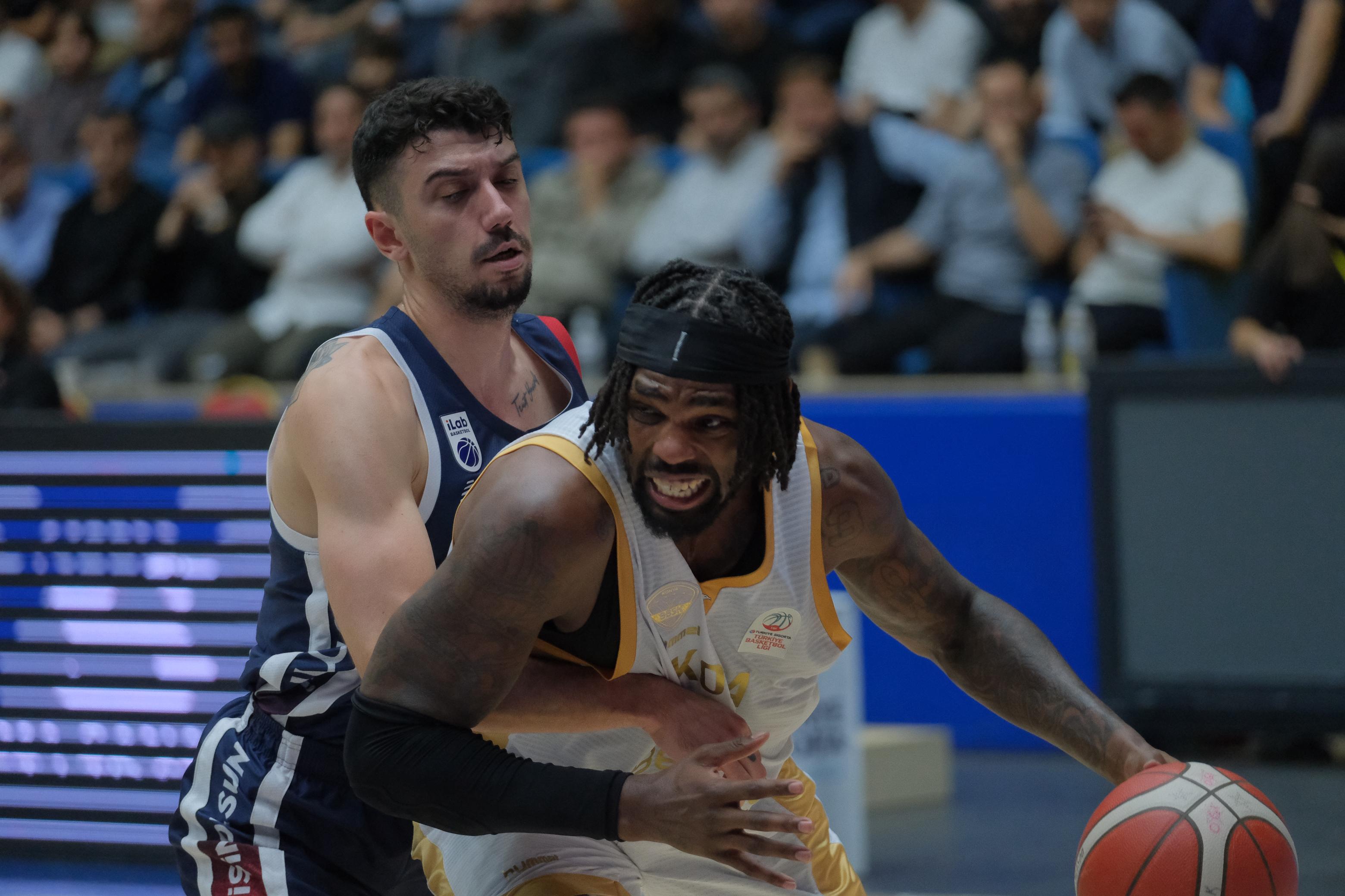 Konya Büyükşehir duduralamıyor 81-77