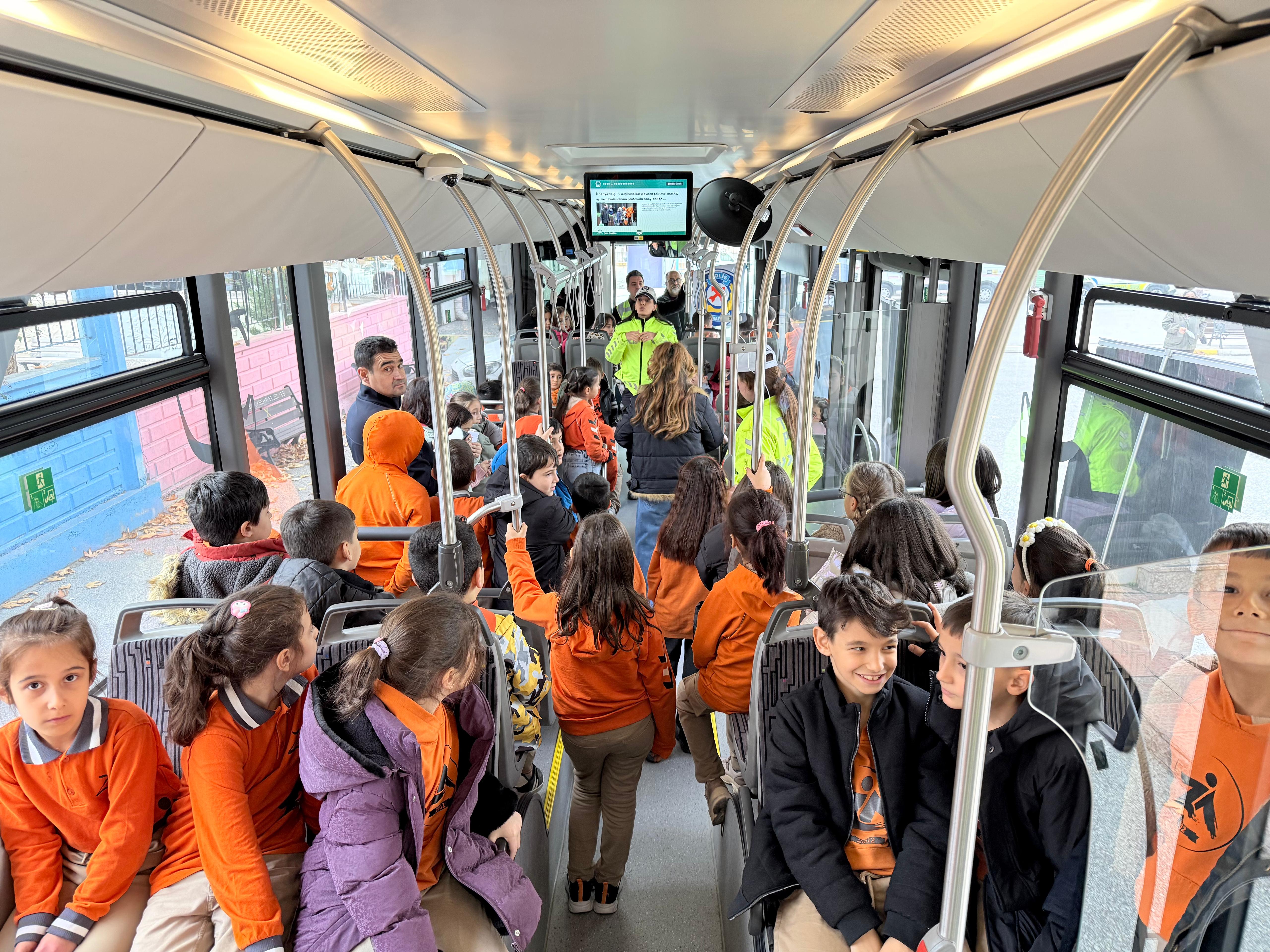 Konyalı öğrenciler nezaketi bu otobüste öğreniyor