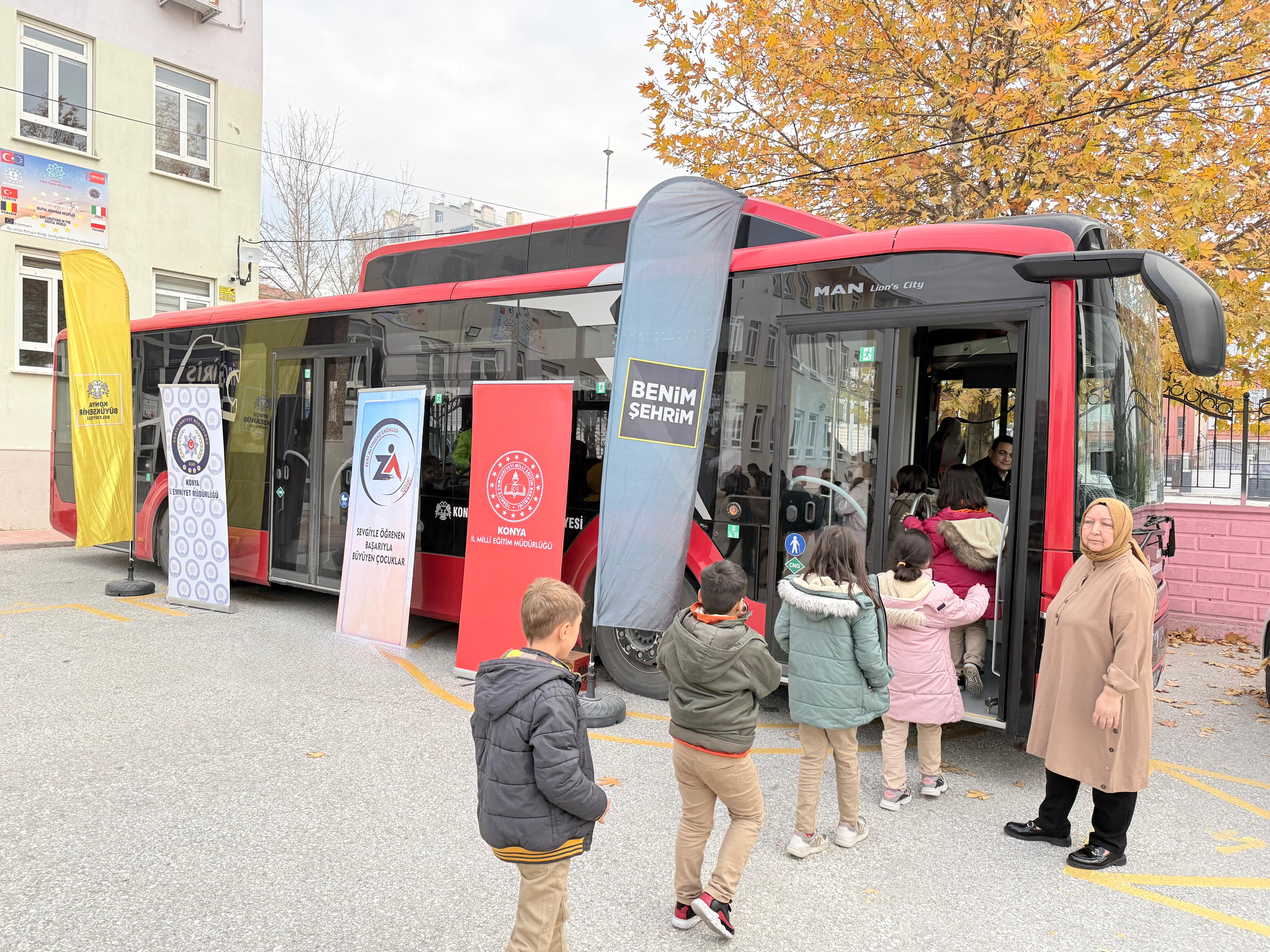 Konyalı öğrenciler nezaketi bu otobüste öğreniyor