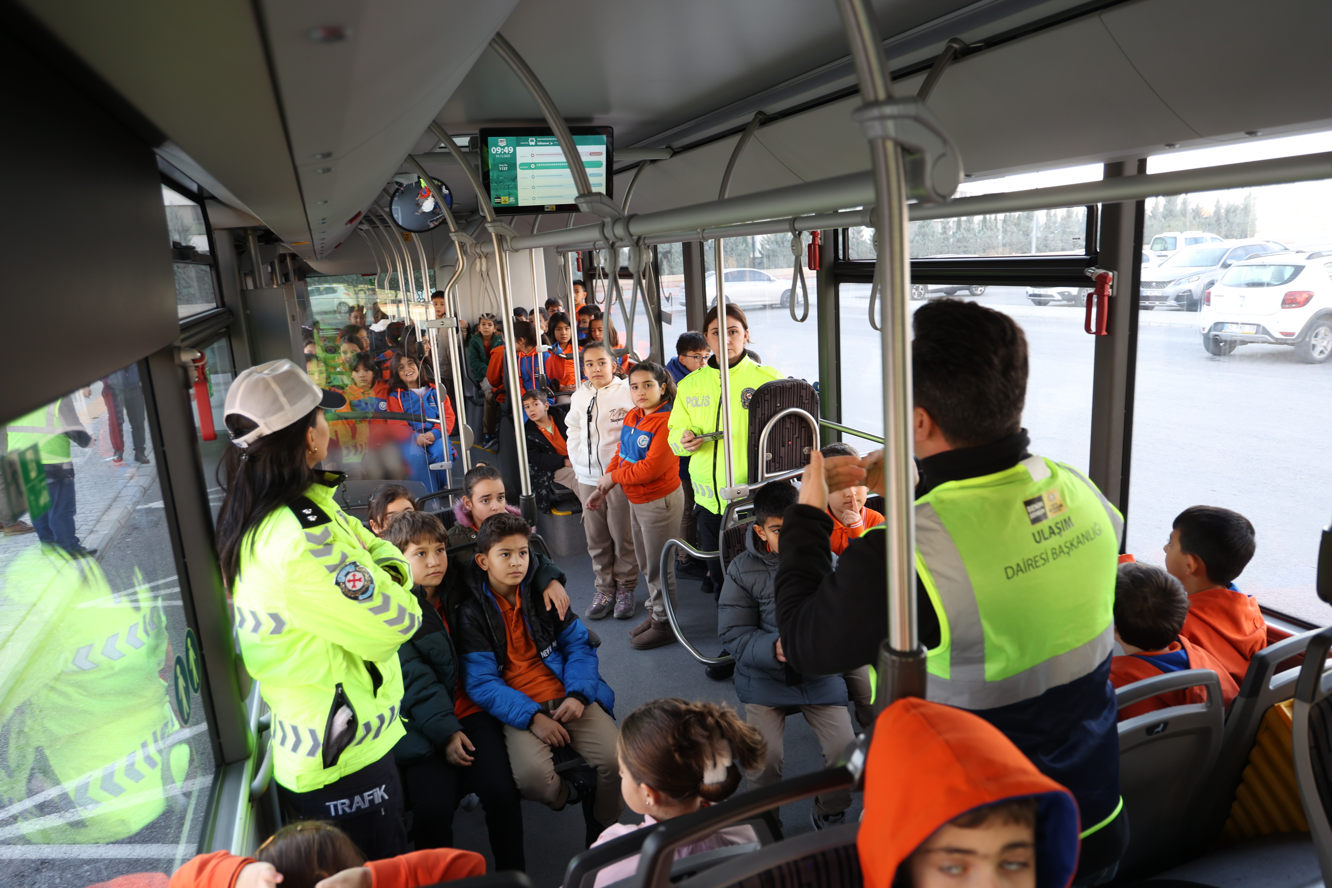 Konyalı öğrenciler nezaketi bu otobüste öğreniyor