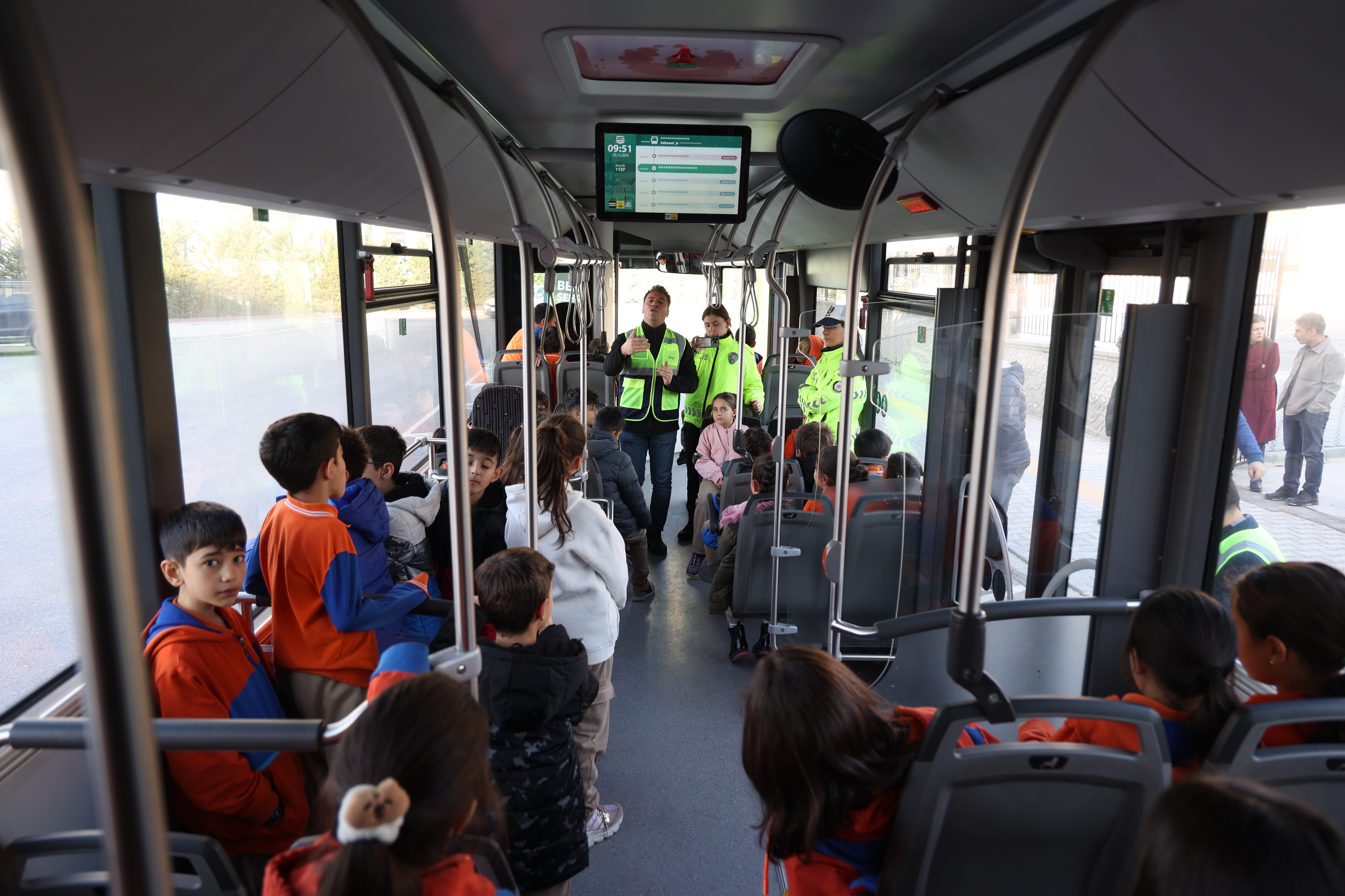 Konyalı öğrenciler nezaketi bu otobüste öğreniyor