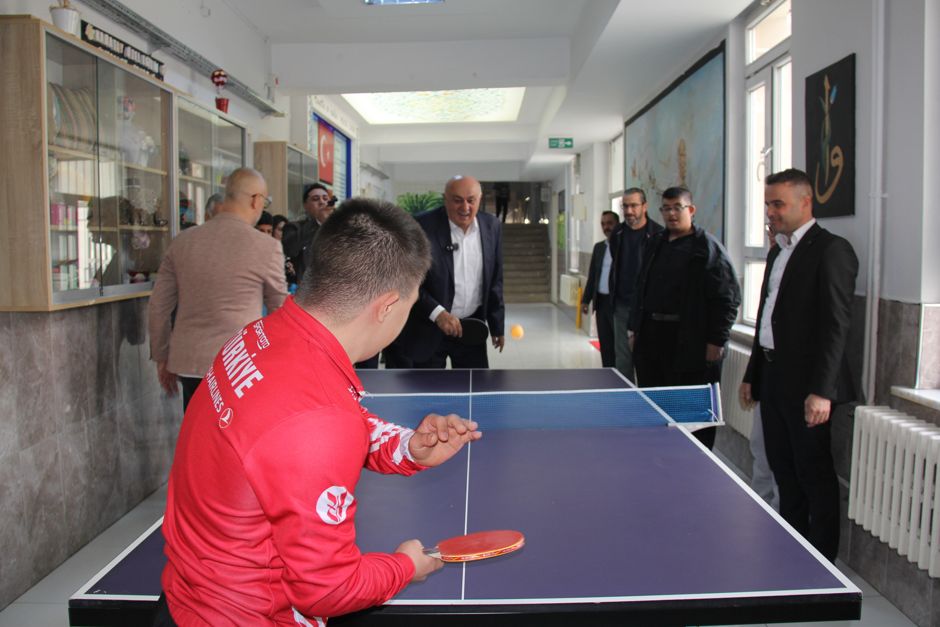 Erkoyuncu özel çocuklarla buluştu