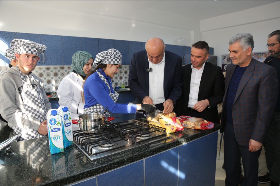 Erkoyuncu özel çocuklarla buluştu