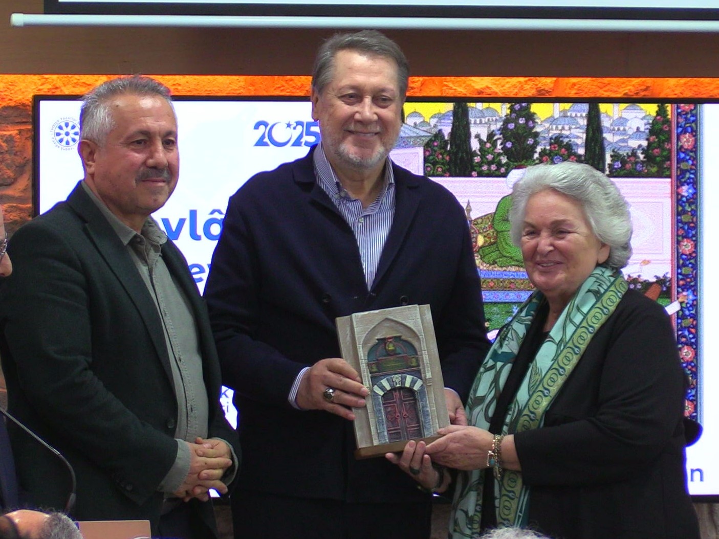 Ahmet Özhan'a anlamlı hediye