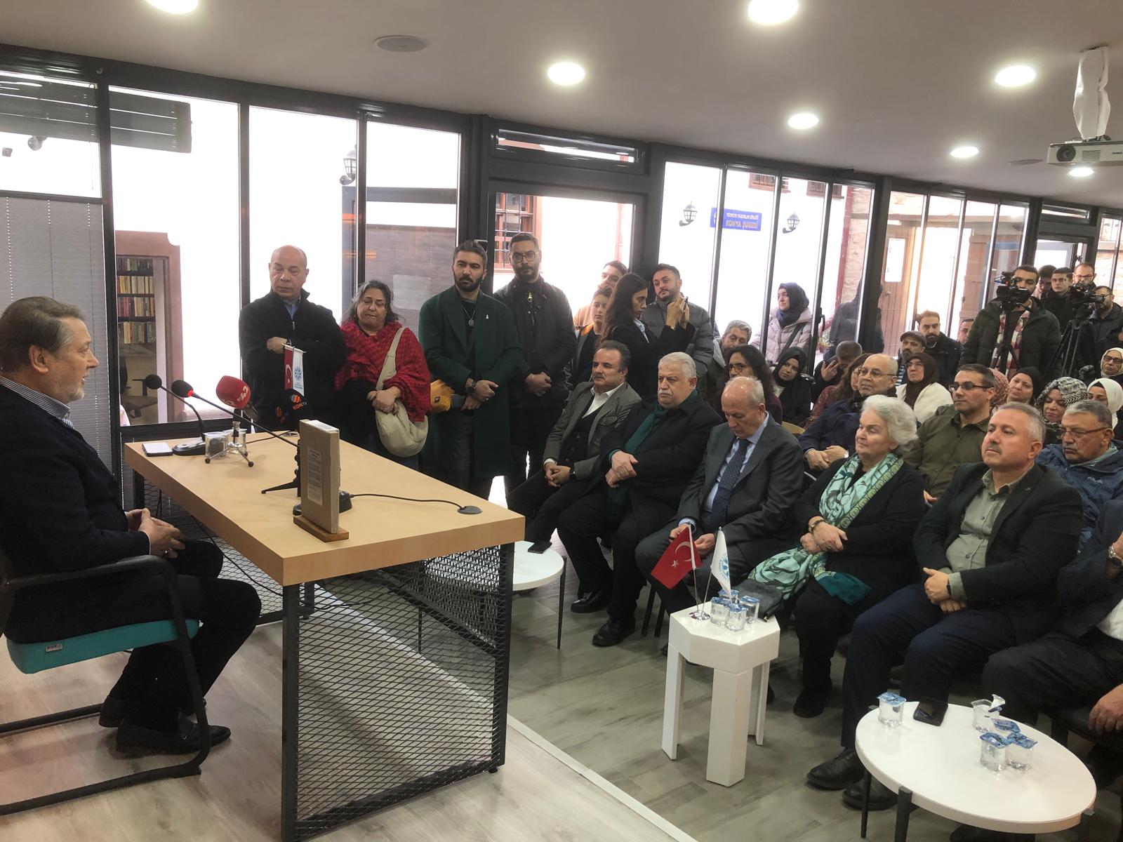 Ahmet Özhan'a anlamlı hediye