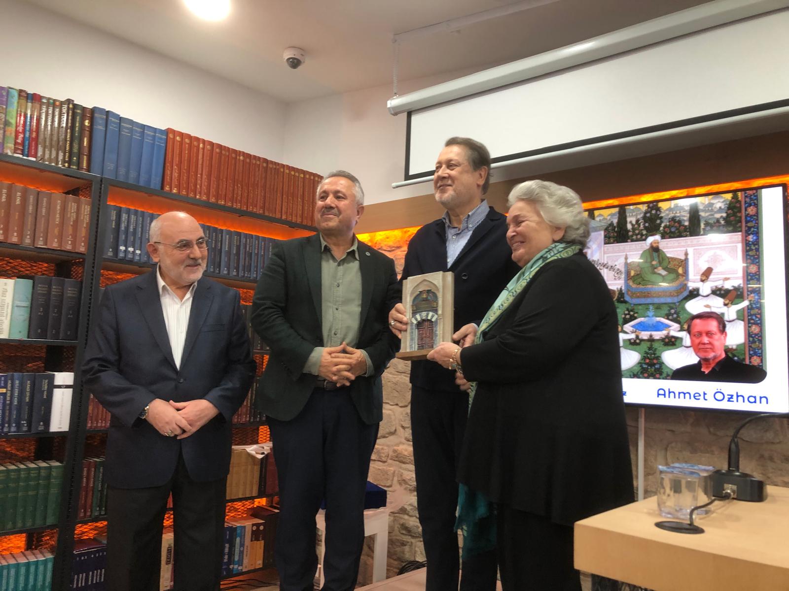 Ahmet Özhan'a anlamlı hediye