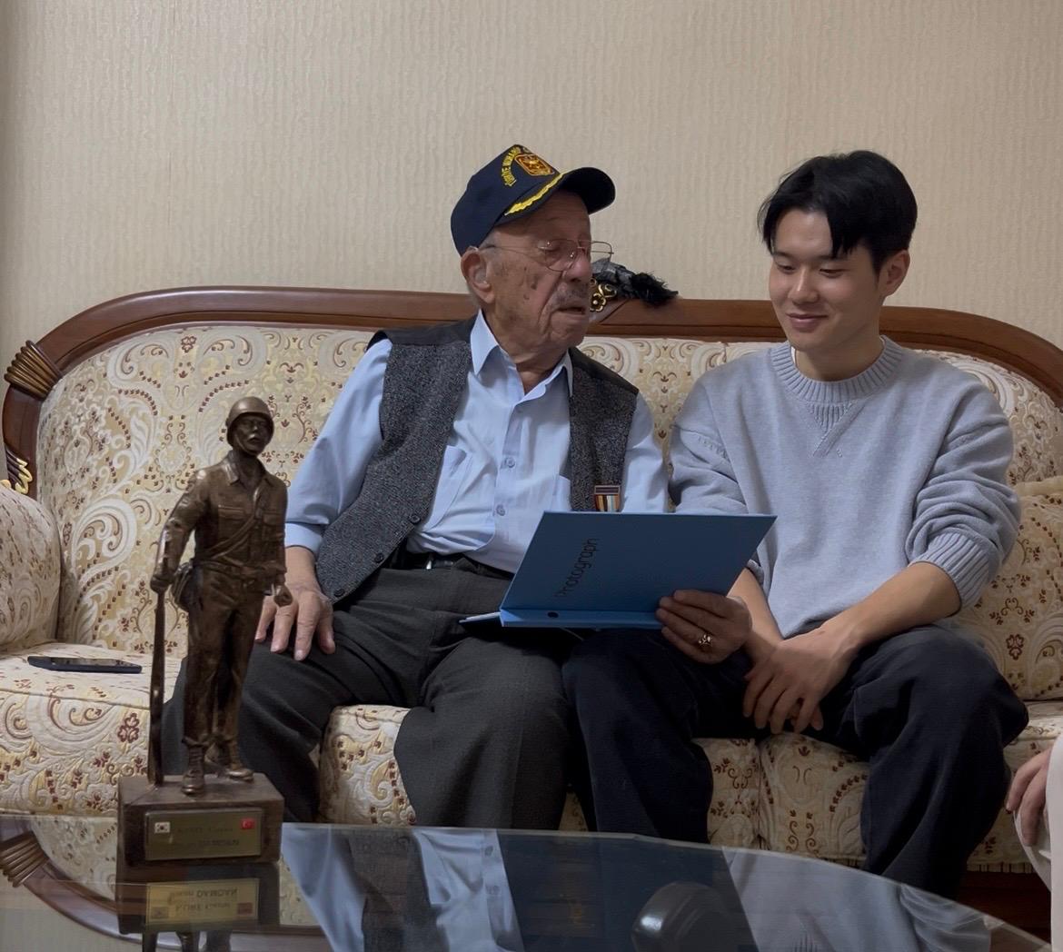 Güney Koreli futbolcudan Kore Gazisine ziyaret