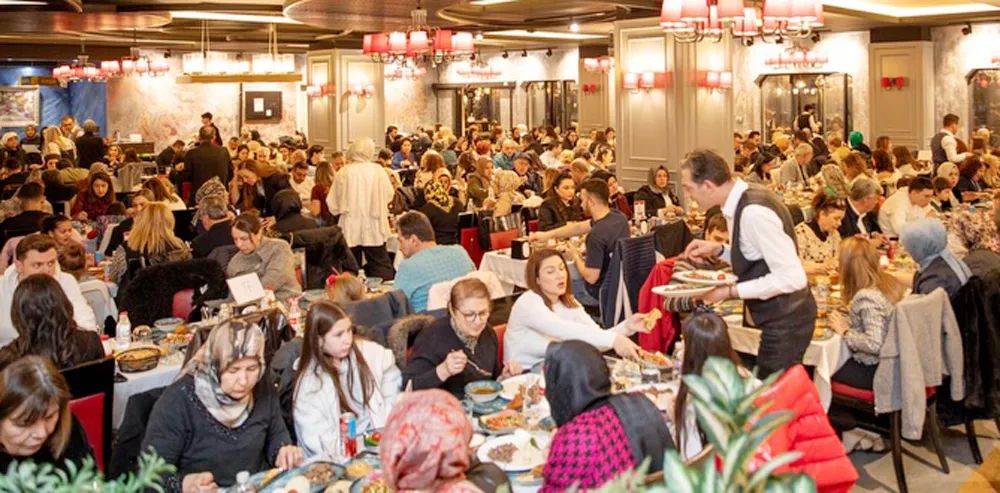 Hem hayır yaptılar, hem fidan diktiler, hem de iftar ettiler