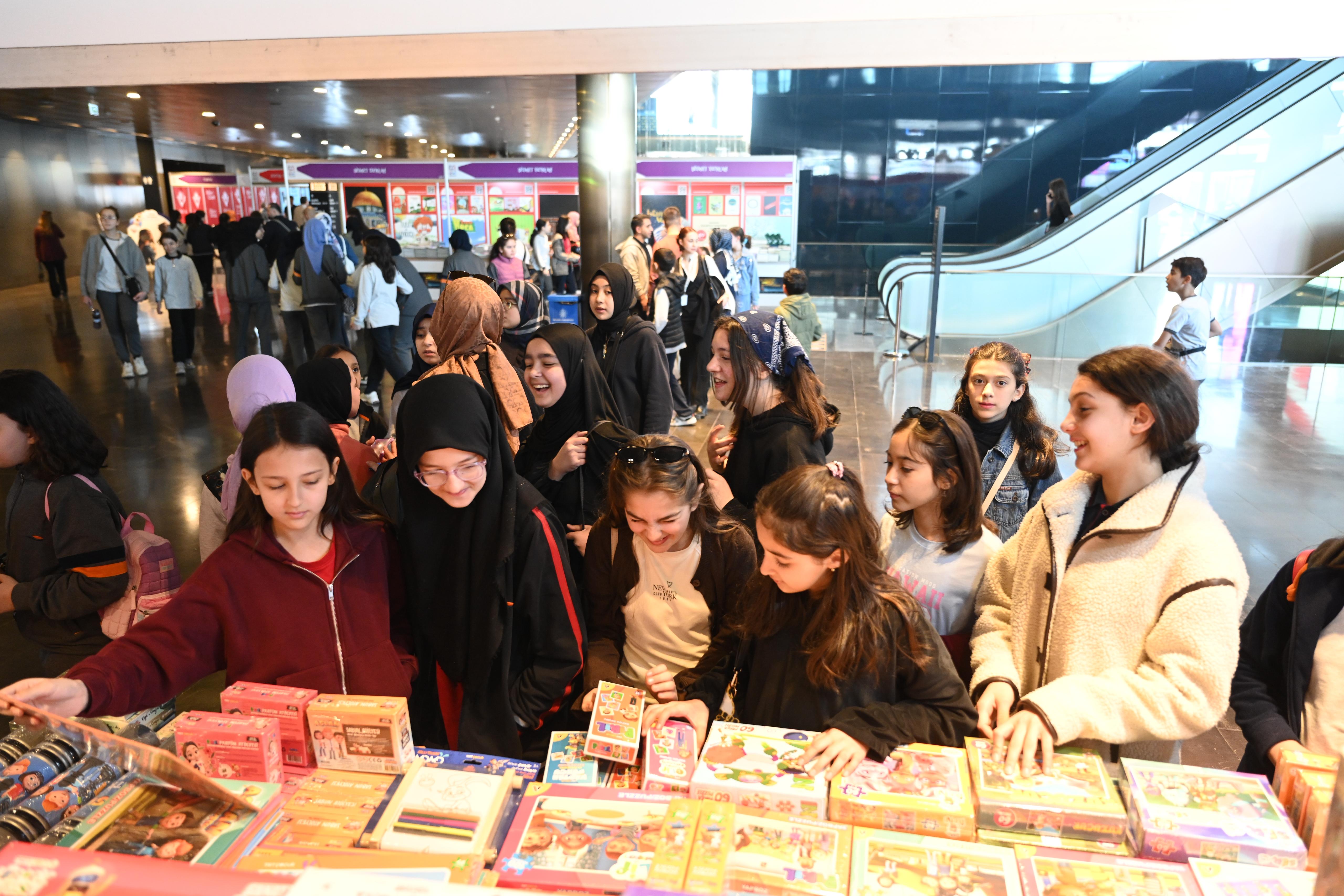 Altay tüm çocukları ve ailelerini  kitap fuarına davet etti