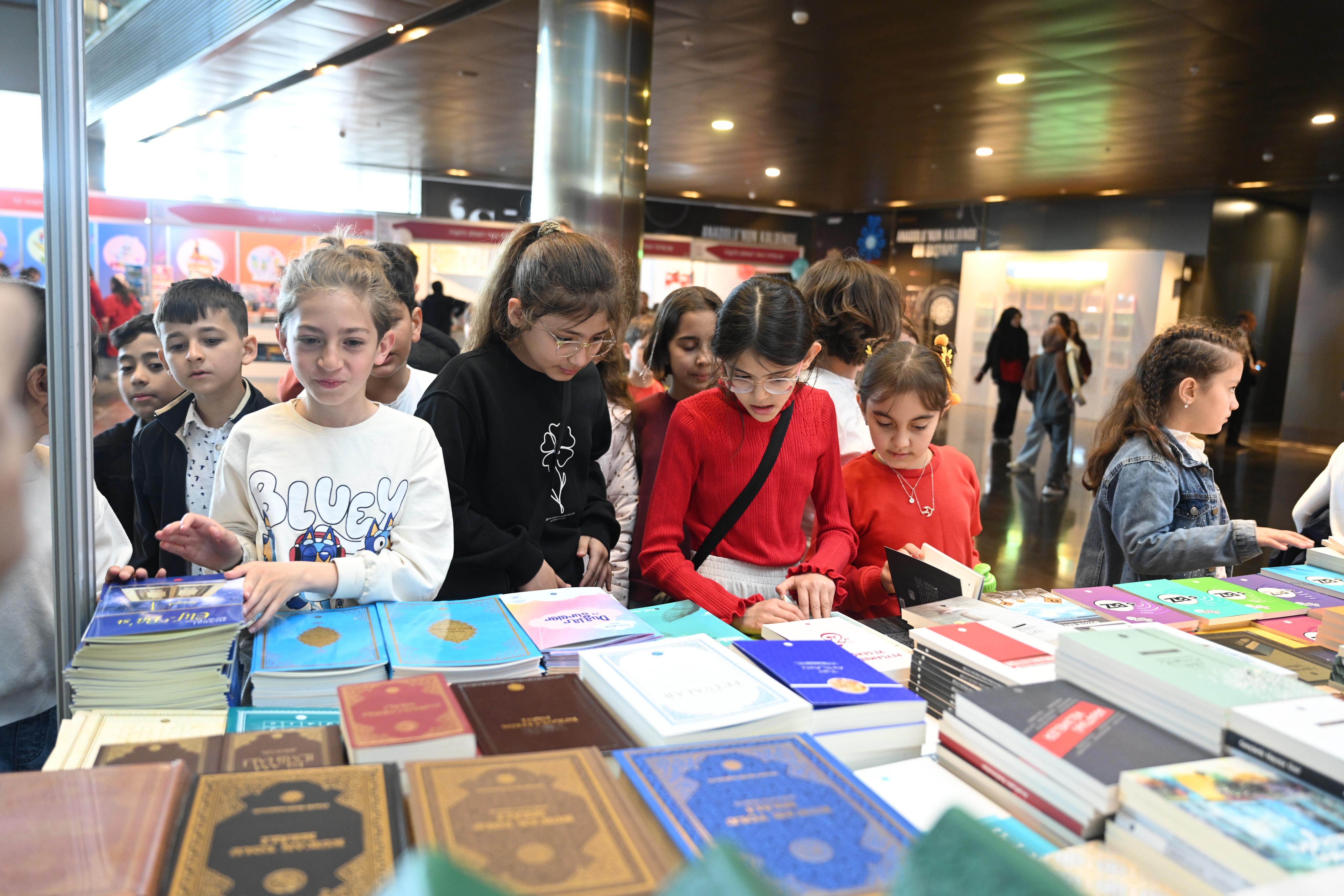 Altay tüm çocukları ve ailelerini  kitap fuarına davet etti