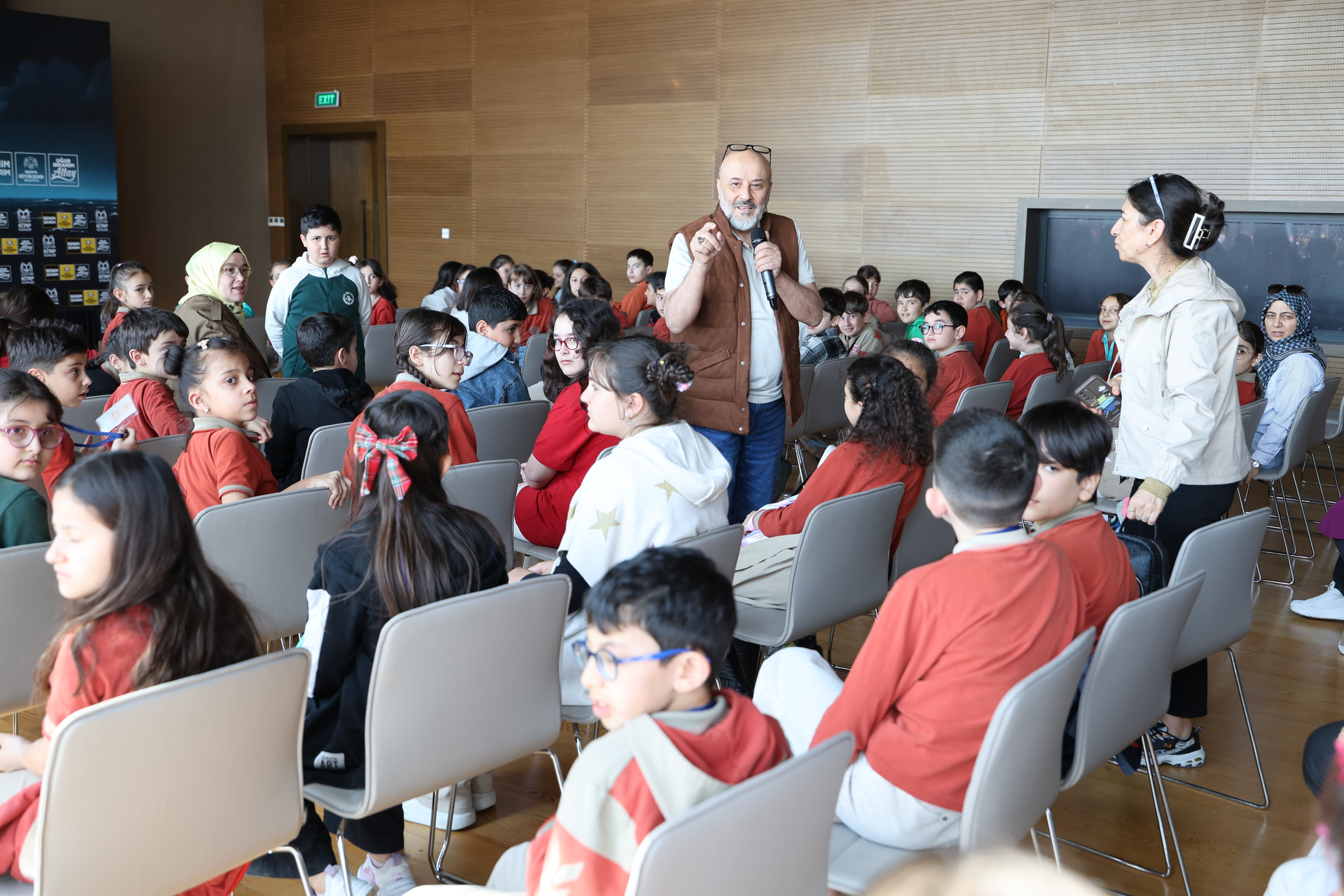 Altay tüm çocukları ve ailelerini  kitap fuarına davet etti