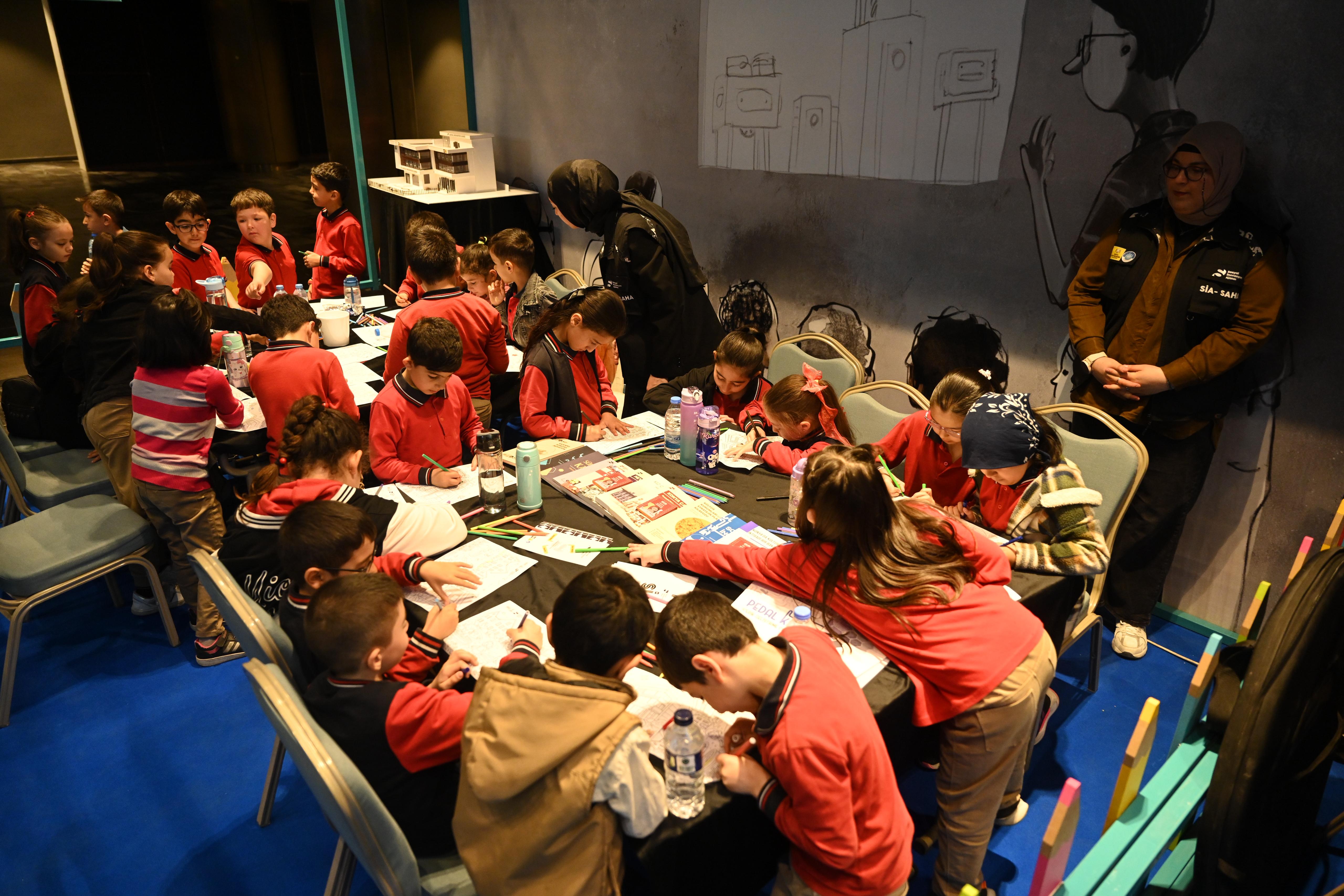 Altay tüm çocukları ve ailelerini  kitap fuarına davet etti