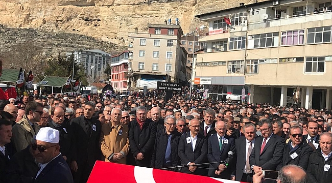 Ünlü toprağa verildi