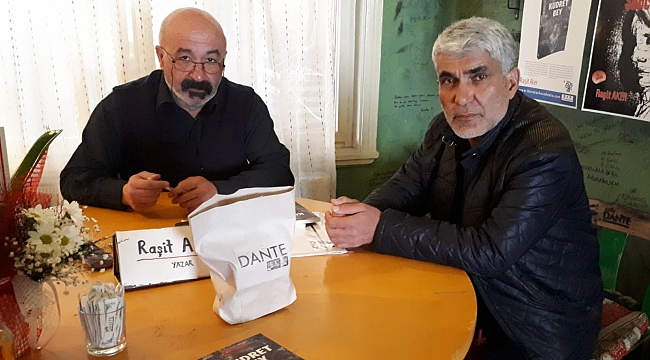 Yazar Raşit Aker kitaplarını imzaladı