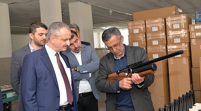 Rektör Özçelik, Silah Fabrikalarını gezdi