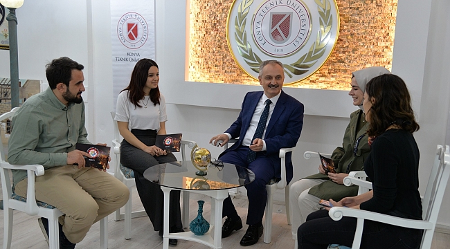 Özçelik, öğrencilerle bir arada