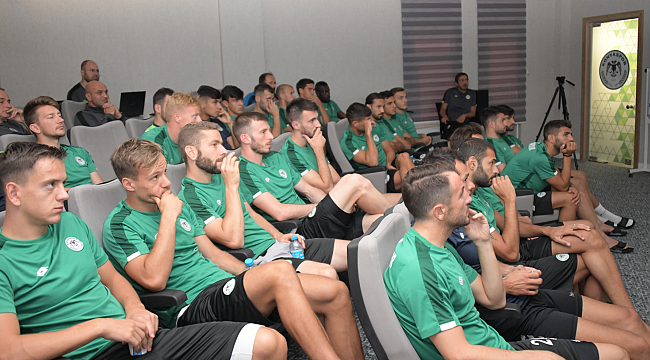 Futbolculara yeni kurallar anlatıldı