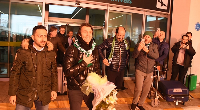 Bülent Korkmaz çiçeklerle karşılandı