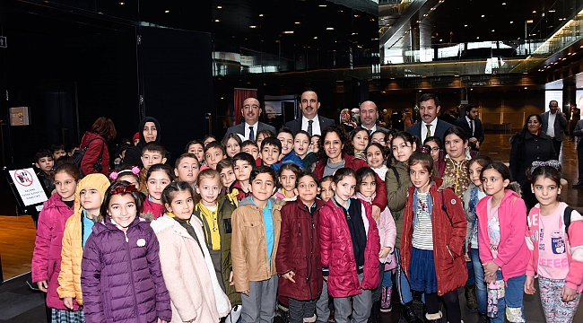 Çocukların Tiyatro heyecanına ortak oldular