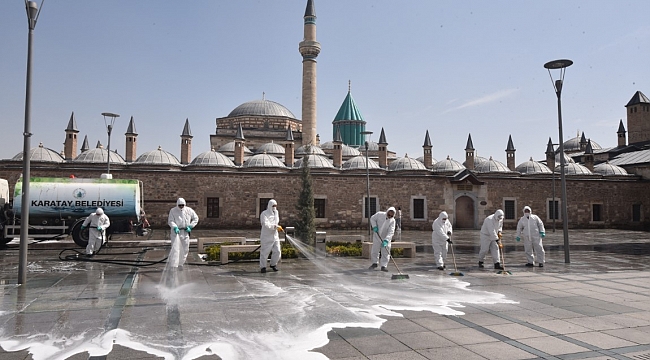 Meydan, cadde ve kaldırımlar dezenfekte ediliyor