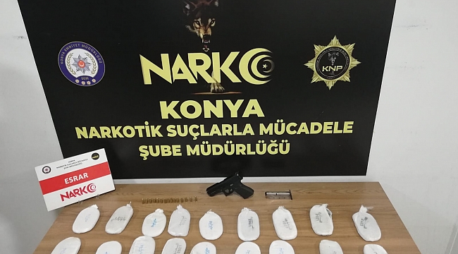 Kaçan otomobilde 3.5 kilo esrar yakalandı
