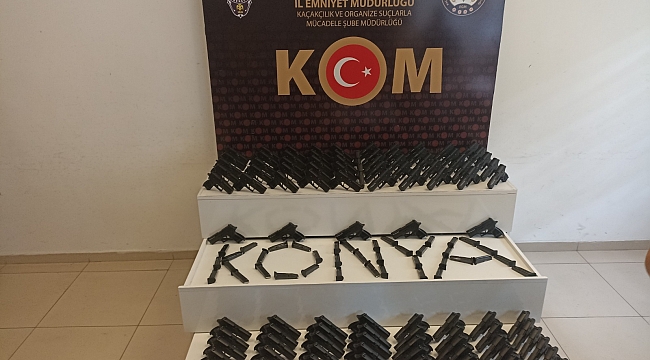 Drone ile tespit edilen araçtan yüzden fazla silah çıktı