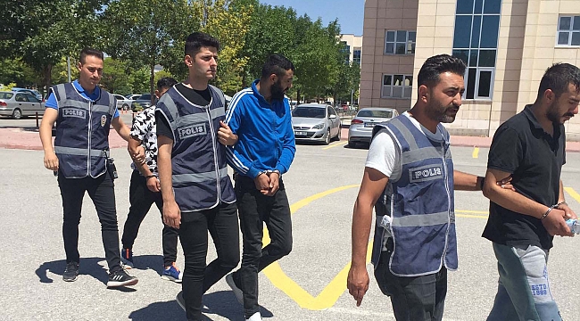 Araç hırsızları Polisin elinden kaçamadı