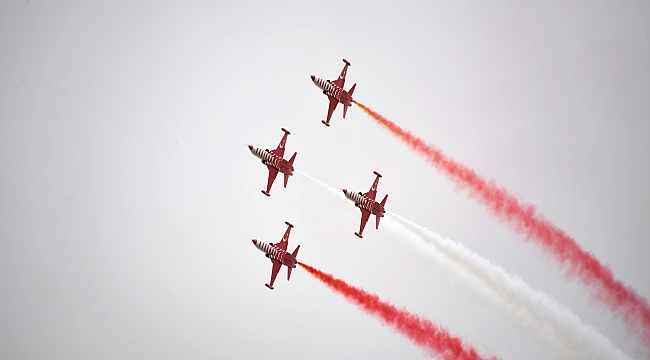 Türk Yıldızları uçağı düştü, pilot kurtuldu
