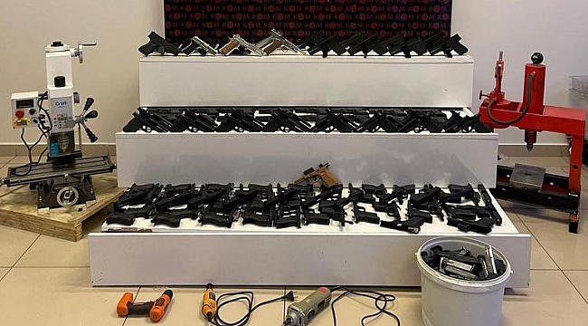 Silah kaçakçısının evinden cephanelik çıktı
