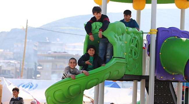 Depremzede çocuklara oyun parkı