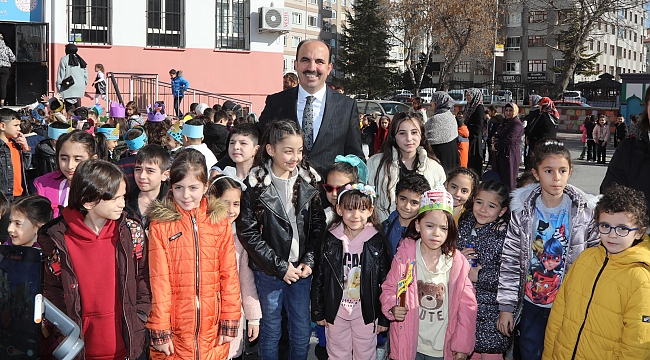 Altay karne sevinci yaşayan öğrencileri tebrik etti