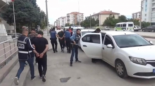 Kavgayı ayırmak isteyen 8 polis yaralandı