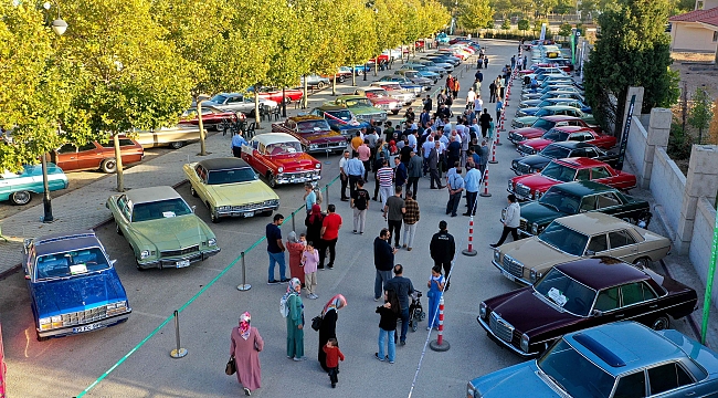 Klasik otomobiller Meram'da segileniyor