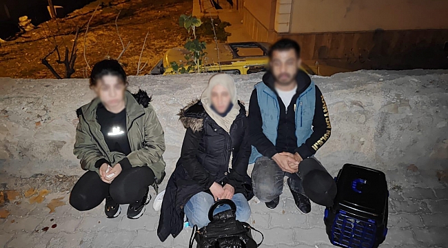 Polisten kaçan araçta kaçak göçmenler çıktı