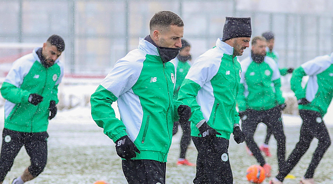 Konyaspor kar altında çalıştı