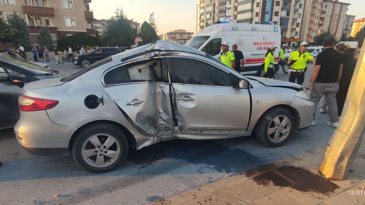 Aşırı hız beraberinde kaza 3 yaralı