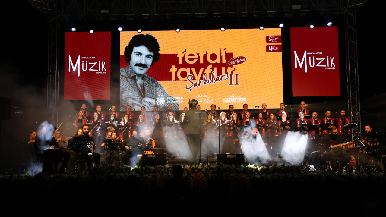 Binlerce Konyalı Ferdi Tayfur şarkılarıyla çoştu