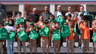 Minik kalplere yeşil beyaz çanta