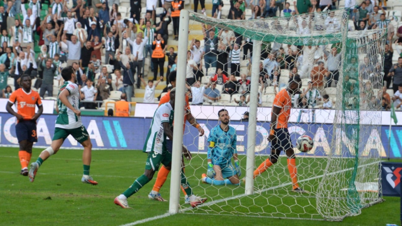 Konyaspor hem Başakşehir'i hem de hakemi yendi 2-1