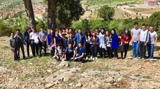 Bozkır MYO öğrencileri çevre temizliği yaptı
