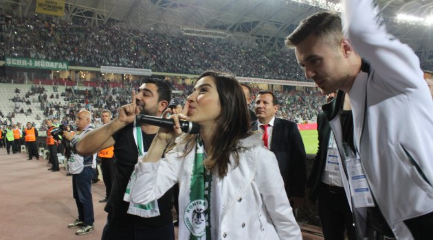 Burcu Güneş'ten "Konyaspor geliyor bak" şarkısı