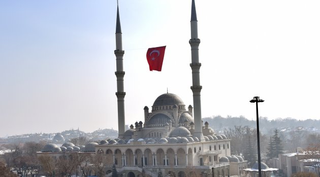 Bütün Camilerde Türk Bayrağı Dalgalanacak