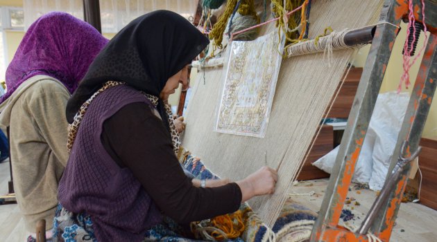 KOMEK Halı ve Kilim Atölyesi Gelir Kapısı Oldu