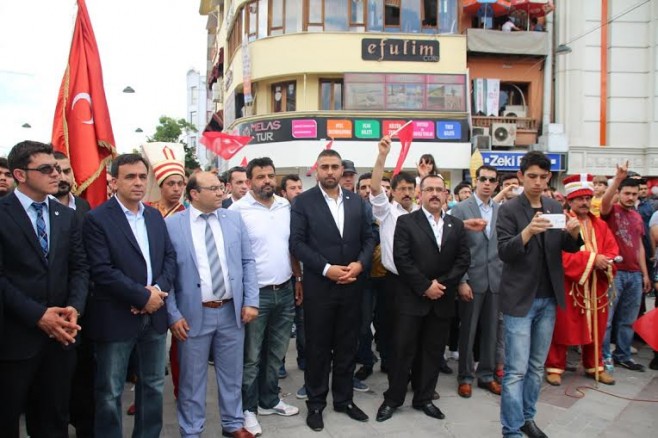 Ülkücü İşçiler bayrak dağıttı