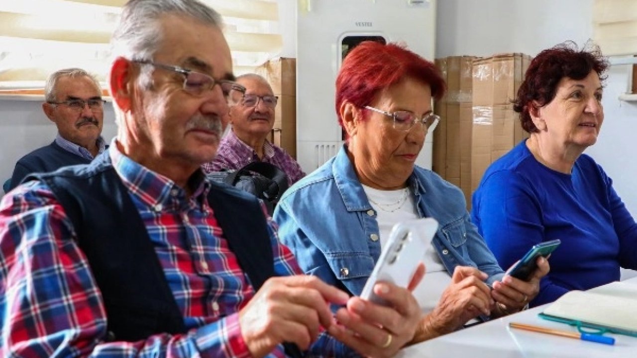 60 yaş üstü bireyler dijital çağa adım atıyor