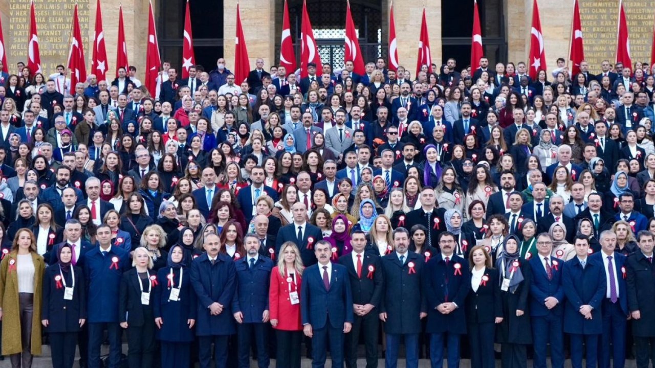 81 ilin ilden gelen öğretmenler Ata&#039;nın huzurunda