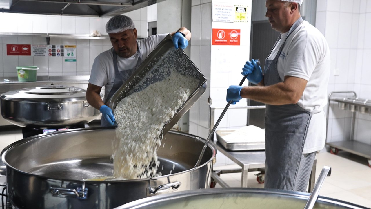 Antalya Büyükşehir’den aşevleriyle sosyal destek