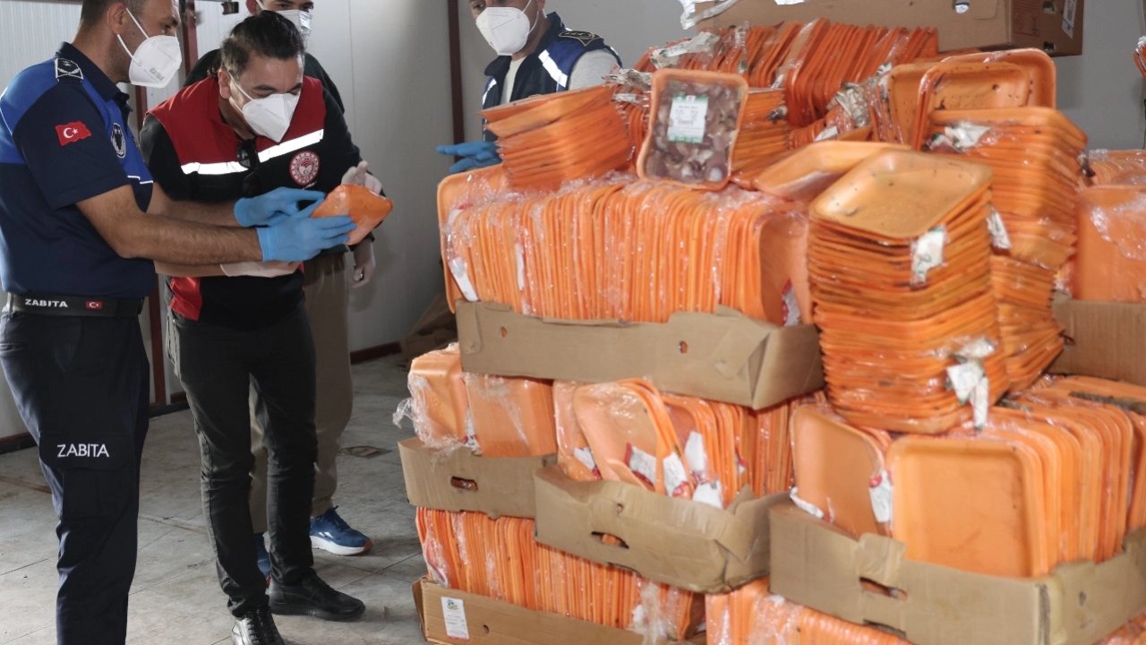 Antalya&#039;da 25 ton tarihi geçmiş tavuk imha edildi