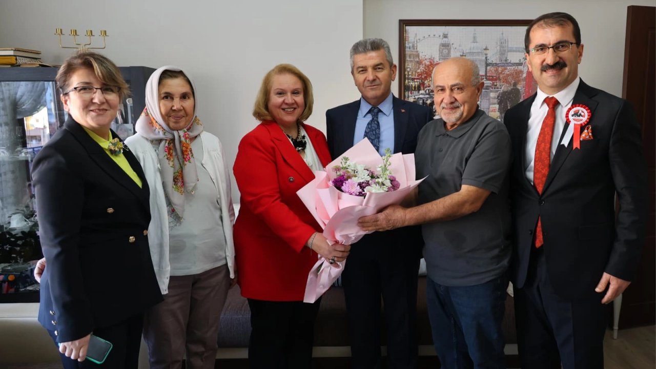 Artvin Valisi Ergün’den emekli öğretmene anlamlı ziyaret