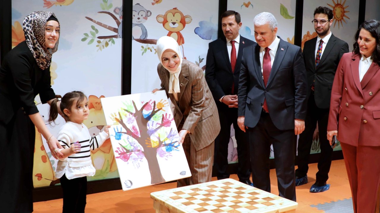 Bakan Göktaş, Hoşkubbe Millet Kütüphanesi’ni ziyaret etti